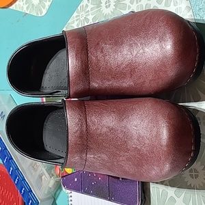 Sanita clogs 8 - 8 1/2 (european 39) red